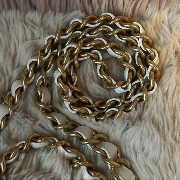 CHANEL WHITE 2 WAY BAG. FULL INCLUSION. - Picture 4 of 9